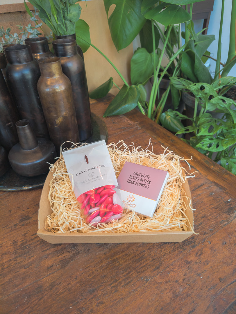 Chocolate tastes better than flowers - chokoladeplade